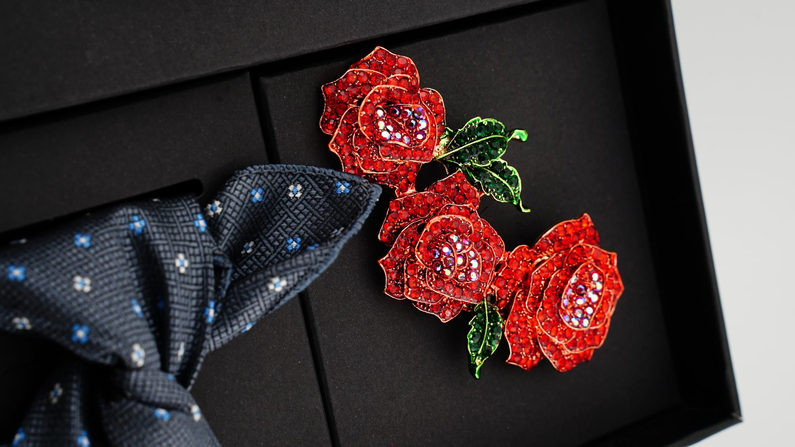 Sam & Sara Gold Edition Neckwear Set — red rose brooch close-up
